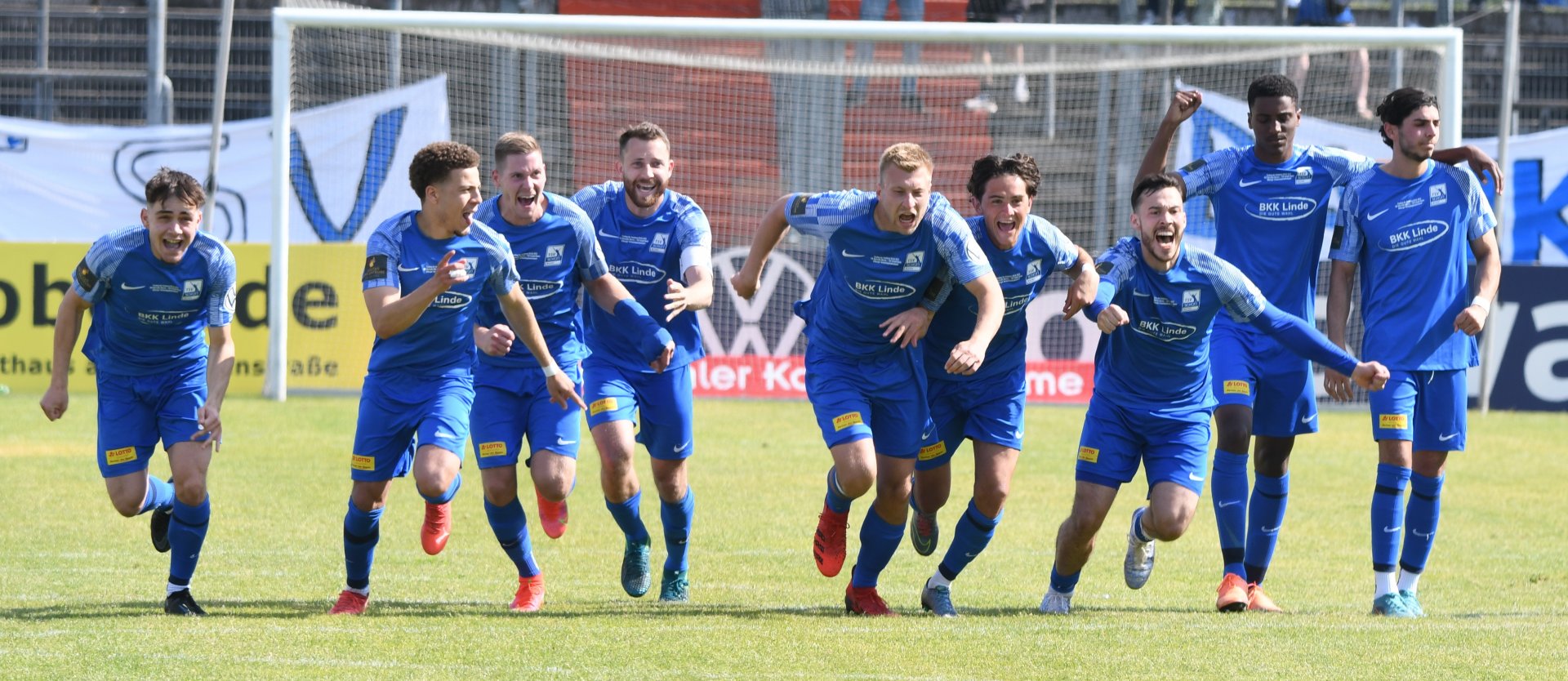 Alle mal sprinten: Wie von der Tarantel gestochen rannten die (potenziellen) Elfmeterschützen des TSV Schott los, als Torwart Tim Hansen einen zweiten Elfmeter gehalten und das Pokalfinale entschieden hatte.