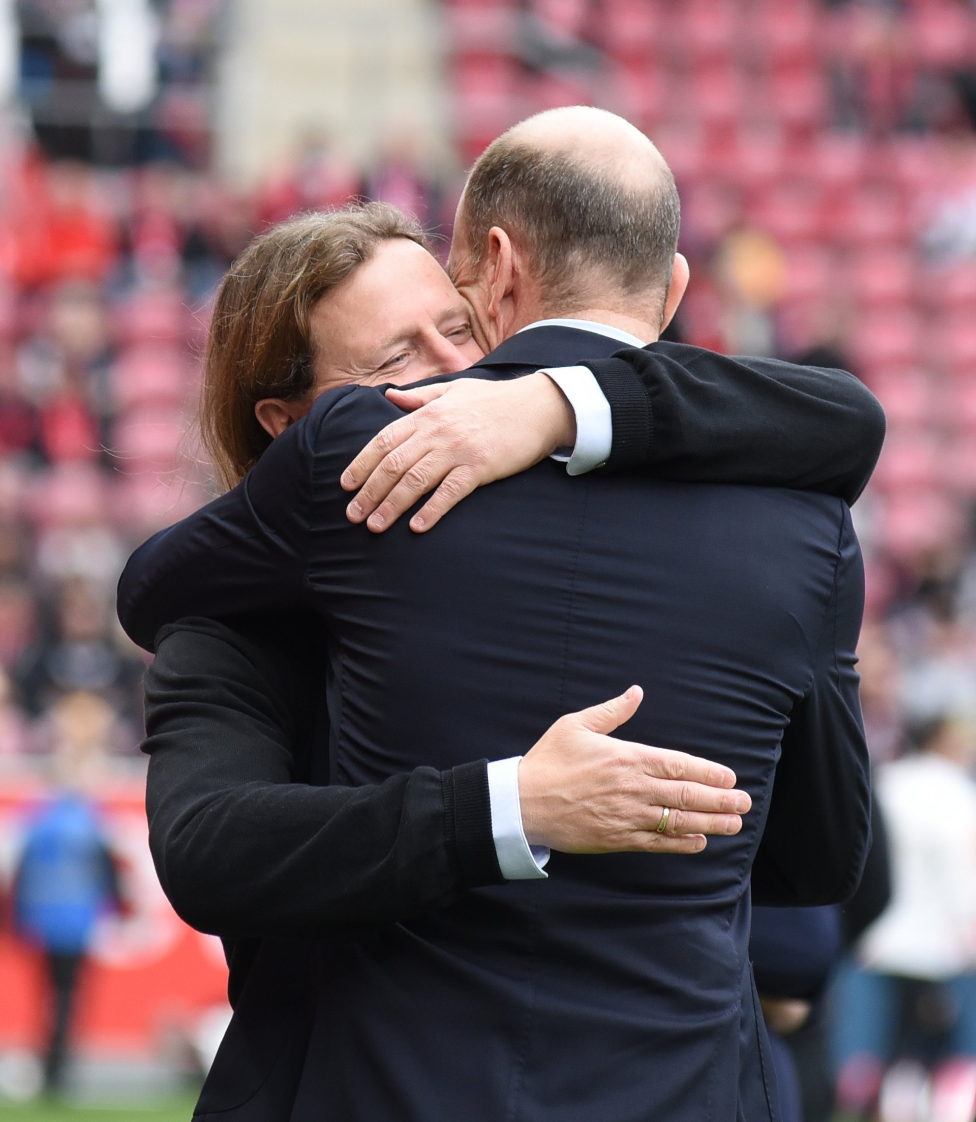 Freunde seit Kindertagen: 05-Trainer Bo Henriksen und sein Augsburger Kollege Jess Thorup begrüßten einander herzlich...