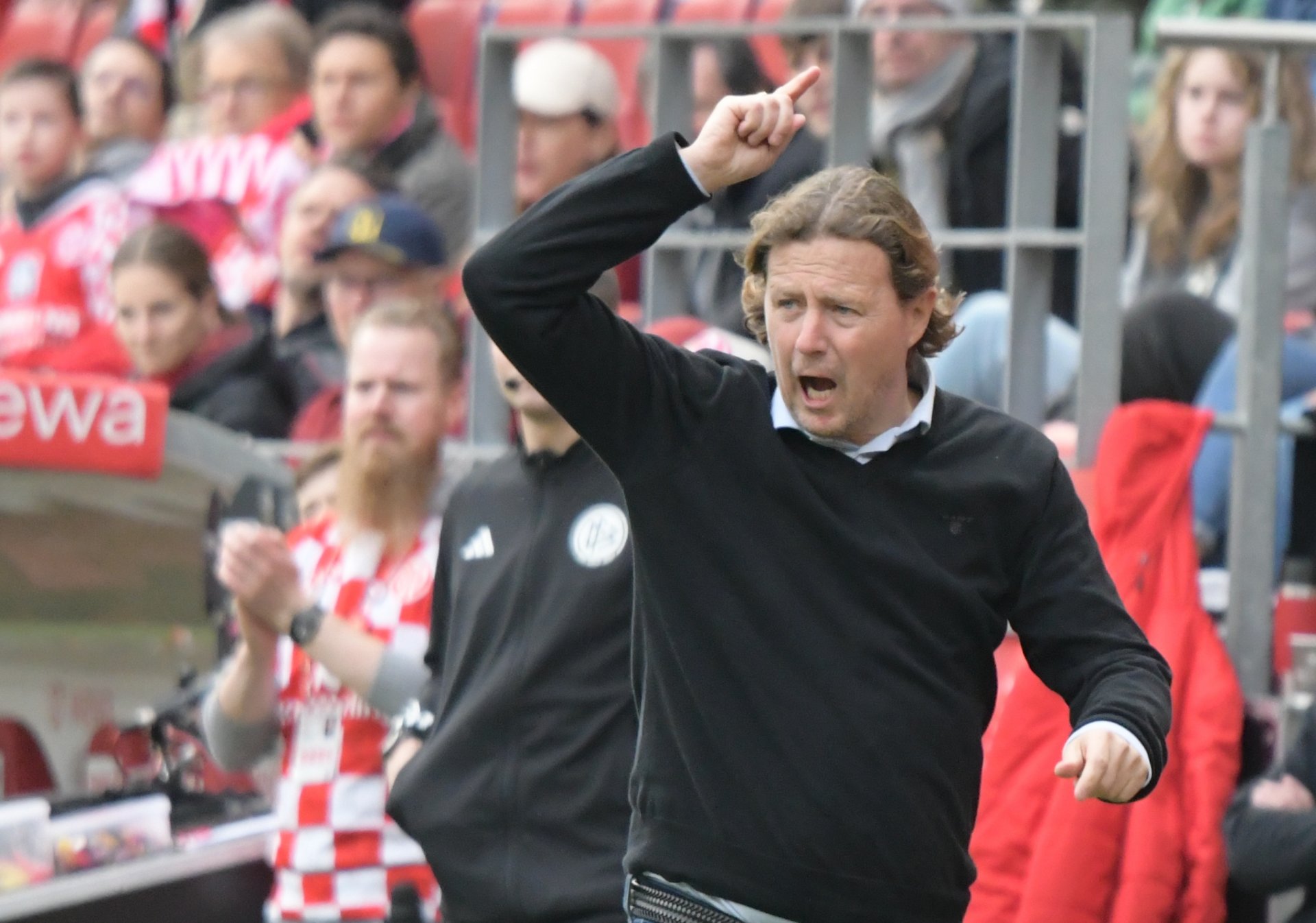 ...danach trieb der neue Mainzer Coach seine Mannschaft unaufhörlich an.
