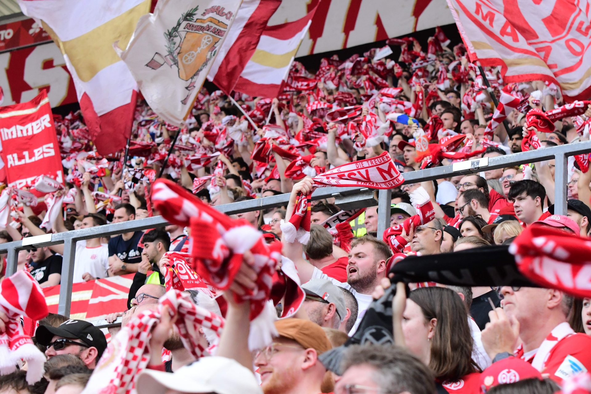 Mit dem bislang höchsten Saisonsieg versetzten die Mainzer ihre Fans in Ekstase.