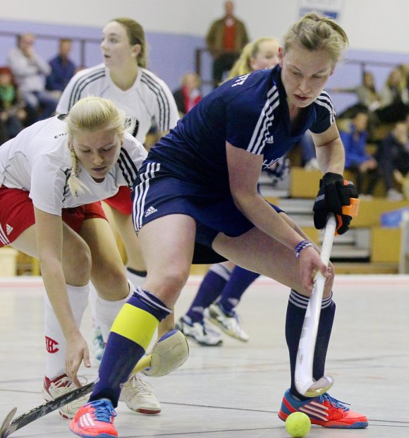 Ein klarer 4:0-Sieg sprang für Aline Bessling und den TSV Schott beim jüngsten Hallenrundenvergleich mit dem Kreuznacher HC heraus. Der KHC stieg am Ende der Runde 2015/16 punktlos in die 2. Regionalliga ab, der TSV folgte ein Jahr später nach, so dass sich beide Teams nun eine Klasse tiefer wiedersehen.