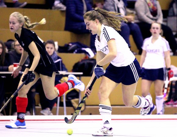 Veronika Baumann steuerte gleich drei Treffer zum vierten klaren Erfolg im vierten Spiel der Hallenrunde bei, durch den der TSV Schott endgültig Kurs auf den direkten Wiederaufstieg genommen hat.