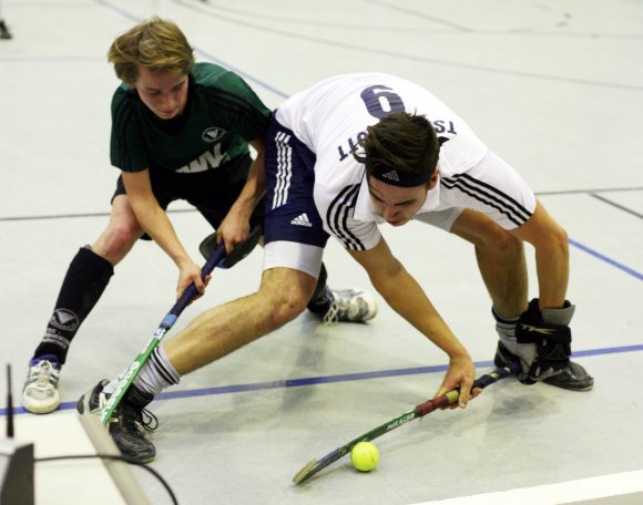 Maximilian Roth (r.), hier im Abstiegsspiel der Hallenrunde 2014/15, ist neben Alexander Hemmersbach und Chhristoph Franik am Sonntag beim TuS Obermenzing einziger Mainzer, der schon beim unerfreulichen Vergleich vor knapp drei Jahren an Bord war.