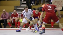 Es war noch der Rundenbeginn, als Falk May und der TSV Schott Zweitligaabsteiger Kreuznacher HC in der eigenen Halle knapp mit 6:5 besiegte. Dass der Weg der Teams so weit auseinanderlaufen könnte, war damals noch nicht abzusehen, nun jedoch kann der TSV den KHC in die Viertklassigkeit schießen.