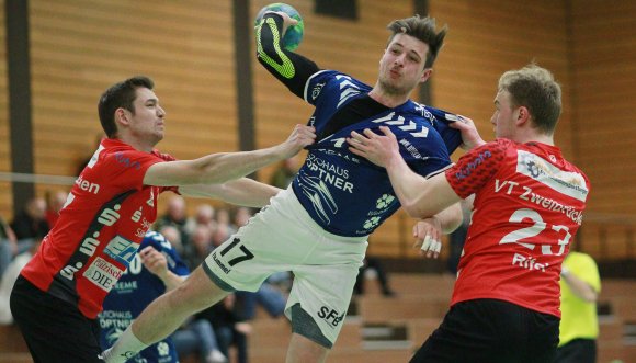 Das Heimspiel gegen die VTZ Saarpfalz war in der vorigen Saison mit den 32:25 eine recht klare Sache für die Sportfreunde Budenheim (Mitte: Lukas Nagel). Diesmal würde auch ein knapper Erfolg zufriedenstellen, auch wenn der direkte Vergleich erst bei einem Erfolg mit sechs Toren gewonnen wäre.