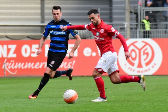 Vorige Saison im Trikot des FSV Frankfurt, ab sofort für den TSV Schott unterwegs: Denis Streker (r.).