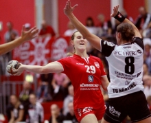 Im verlorenen Heimspiel gegen die TG Nürtingen (Bild) vermochte Paulina Golla nur einen verworfenen Siebenmeter in die Statistik einzubringen. Diesmal führte sie in Nürtingen auf der Rückraummitte gut Regie und war gleich achtmal aus dem Feld erfolgreich. Und beide Siebenmeter saßen auch noch.