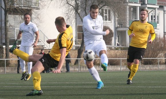 Hoffnung für die Offensive: Der Gonsenheimer Nachwuchsstürmer Lirion Aliu stand in der Startelf und traf zum vorentscheidenden 3:1 per Kopfball. Dem rechten Bein des Oppauer Innenverteidigers Göran Garlipp geht es übrigens deutlich besser, als es auf dem Foto aussieht.