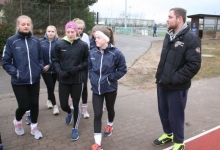 Marius Knoblach schickt seine B-Jugendspielerinnen zur Aufwärmrunde auf die Laufbahn. Neben der Trainertätigkeit wird er beim TSV Schott nun auch die Funktion eines Vereinsmanagers übernehmen.