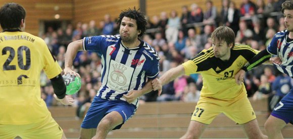 In der Aufstiegssaison der Mundenheimer vor zwei Jahren schlugen die Sportfreunde Budenheim den späteren Meister mit 28:25. Manuel Blezinger (Mitte) ist einer von sieben Spielern, die auch diesmal wieder für die Sportfreune antreten werden.