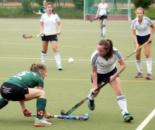  Noemi Becker lässt auf ihrer linken Angriffsseite den Ball tanzen. Als Doppeltorschützin war sie am Sieg gegen die TG Frankenthal entscheidend beteiligt.