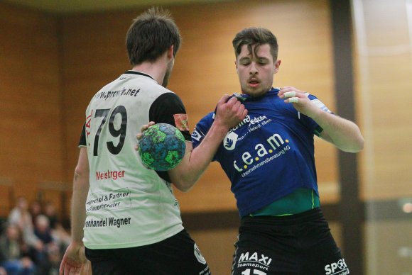 Lukas Nagel (r.) und Pascal Meisberger konnten sich nach der Hinrundenbegegnung der Sportfreunde Budenheim mit den HF Illtal zu jeweils einem Zähler gratulieren. In Eppleborn war eine neuerliche Punkteteilung nun durchaus denkbar,  am Ende konnte Nagel im Saarland aber nur noch zum 28:30-Endstand verkürzen.