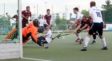 Das jüngste Feldrundenheimspiel gegen den TEC Darmstadt bestritten die Schott-Hockeymänner im Juni 2015. Im Abstiegsjahr unterlag die Mannschaft des damaligen Trainers Alexander Kempf den Hessen mit 0:3.