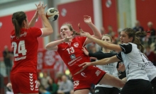 Alicia Soffel und Elisa Burkholder beim Versuch des Zusammenspiels in der Heimpartie gegen den TV Beyeöhde. Der knappe 33:32-Erfolg war und ist der bis heute letzte Sieg der Mainzerinnen in der eigenen Halle.