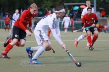 Leif Wegener sucht eine Anspielstation vor dem Tor, doch damit war es im Heimspiel des TSV Schott gegen den Rüsselsheimer RK im vergangenen Herbst nicht so weit her. 0:0 trennten sich die regionalen Konkurrenten damals, nun kommt es zum Wiedersehen auf der Anlage des RRK.