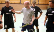 Die Tribüne bleibt eingefahren, Trainer Volker Schuster instruiert seine Mannschaft (v.l. Tobias Weyrich, Benjamin Glindemann, Armin Henke) beim ersten Testspiel der zweiten Vorbereitungsphase gegen Tuspo Obernburg noch unter weitgehendem Ausschluss der Öffentlichkeit.