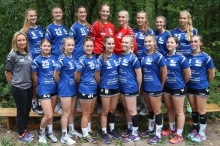 Der erweiterte Kader der weiblichen A-Jugend der Sportfreunde Budenheim in der Bundesligasaison 2018/19. Hinten (v.l .): Julie Jacobs, Leonie Bollenbach, Melanie Grawe, Sarah Matysiak, Angelina Keil, Sophie von Römer, Michelle Wotzka, Luisa Strubel. Vorne (v. l.): Trainerin Agnes von Römer, Jill Reuter, Feline Teuscher, Linn Freilinger, Sophie Weber, Annika Puhl, Ariane Hilbig, Mara Schweisfurth, Selina Schunck. Es fehlen: Jona Reese, Melissa Kirchner.