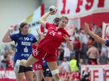 Wehende Fahnen und Banner im Hintergrund: Elisa Burkholder und die Zweitligahandballerinnen des FSV Mainz 05 gelang zum Rundenauftakt mit lautstarker Unterstützung aus der Ultraszene ein klarer Sieg gegen die DJK/MJC Trier ein. 