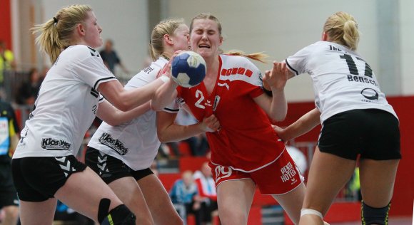 Paulia Golla leidet hier zwar beim jüngsten Gastspiel des TuS Lintfort in Mainz im April 2017 an gleich drei Gegenspielerinnen, ihr Team gewann allerdings mit 31:27, das Auswärtsspiel am Niederrhein war mit 27:29 verloren gegangen.