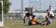 Nur in wenigen Szenen konnte der TSV Schott die Gäste durch Spielzüge bis vors Tor in Gefahr bringen. Dieser Ball rutscht Max Nagel in Richtung Auslinie durch.