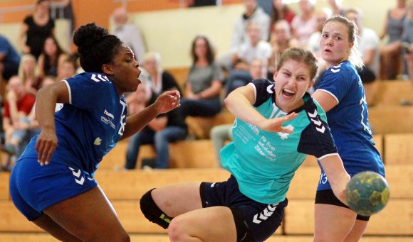 Franziska Roth kommt gegen die Bretzenheimer Deckung (l. Bernice Likunde, Laura Weißmann) durch, hält dabei den Ball nur scheinbar in der falschen Hand. Mit für ihre Verhältnisse bescheidenen zwei Treffern musste die Rückraumschützin des HC Gonsenheim sich gegen den Oberligaabsteiger zufriedengeben.