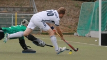 Gelauert, bis der Moment kam: Phil Rügner hat einen durchgerutschten Ball angenommen, setzt sich im Duell mit dem Würzburger Torwart durch und erzielt das 1:0 für den TSV Schott.