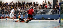 Unvergessener Aufstiegskrimi: Beim jüngsten Hallenvergleich sicherte der TSV Schott um Kapitän Alexander Hemmersbach (l.) sich vor großem Publikum durch einen 7:4-Auswärtssieg in der Halle des Wiesbadener THC den Aufstieg in die 1. Regionalliga. Ein Jahr später zogen die Hessen nach und haben sich deutlich verstärkt.