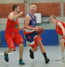 Malte Prahst (M.) wird mit dem ASC am Samstag auf seinen Bruder treffen, der für die Karlsruher College Wizards spielt.