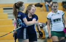 Michelle May (l.) und Aline Bessling (hinten) freuen sich mit Noemi Becker über den Ausgleichstreffer zum 1:1, dem bald darauf schon das Führungstor folgen sollte.