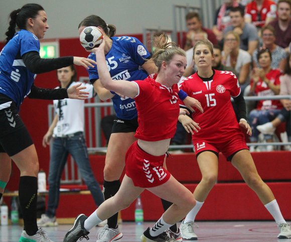 Erst hatte Alicia Soffel in Trier nach dem Geschmack von Trainer Thomas Zeitz zu viele Zuspiele auf Larissa Platen (r.) im Sinne. Dann wurde die Rückraumschützin erneut zur erfolgreichsten Werferin der 05-Handballerinnen.