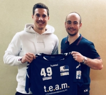 Teammanager Arne Kokot (r.) übergibt dem ersten Neuzugang zur neuen Runde, Marcel Jamin, rein symbolisch ein Trikot, denn dieses Exemplar gehört bis auf weiteres noch Philipp Becker. Jamins Lieblingsnummer 15, nach seinem Vorbild Lars Christiansen, ist in dieser Saison nicht in der Verwendung.