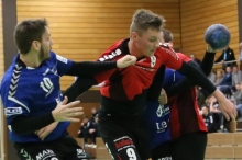 So fängt man also Neuzugänge ein: Der Sportliche Leiter Fabian Vollmar (l.) hält im Rheinhessenligaspiel der Sportfrteunde Budenheim II gegen die TG Osthofen Gästespieler Klimavicius fest. Und so bleibt der 19-Jährige nun eben in Budenheim.