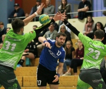 Ganz locker aus dem Handgelenk: Der Gonsenheimer Johannes Mitschka hat den Ball an den Armen der Bodenheimer Verteidiger Pascal Gerhardt (l.) und Leon Becker vorbeigebracht. 