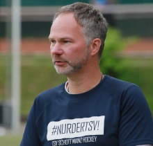 Martin Knußmann-Siemon muss wieder ran: Der hauptamtliche Trainer wird die Regionalligamänner durch die Feldrunde führen, nachdem die Suche nach einem neuen Trainer erfolglos endete.