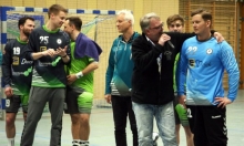 Einige Verabschiedungen musste TVB-Vorsitzender Gerd Offer nach dem Spiel vornehmen. Namentlich Jannik Kuntz, Gregor Nießener und Torwart Christopher Diesel (r.), der zurück nach Rüsselsheim geht.