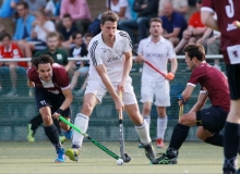 Umkämpft und intensiv, so geht es meistens in den Regionalliga-Duellen des TSV Schott (Mitte: Dennis Hoeter) mit dem TEC Darmstadt zu. Sebastian Sauer (l., beim 2:0-Sieg des TSV im Heimspiel der vergangenen Feldrunde) hat sich beim TEC inzwischen auf die Bank zurückgezogen.