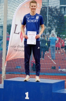 „Wir fördern Talente“, ist auf dem Banner des LV Rheinhessen zu lesen. Beim TSV Schott melden sie in dieser Hinsicht Zweifel an. Felix Klecker jedenfalls, der sich über 110 Meter Hürden für die U-20-DM qualifiziert hat, erfuhr die Förderung durch den TSV Schott.