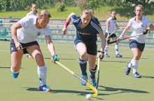 Vor gut zwei Jahren waren die Stuttgarter Kickers zuletzt Gast der Hockeyfrauen des TSV Schott (Mitte: Aline Bessling), die gegen den späteren Absteiger über ein 1:1 nicht hinauskamen. 