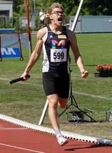 Schrei vor Glück: Johannes Nortmeyer lief über 4x400 Meter als Erster durchs Ziel.