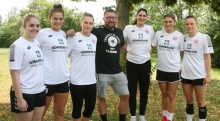 Der Trainer in schwarz, die Trainierten in Weiß, so zeigt sich Thomas Zeitz mit seinen sechs Neuen für die Debütsaison in der Bundesliga (v.l.): Franziska Fischer, Anika Kilian,  Katarzyna Demianczuk, Nina Kolundzic, Tina Kolundzic, Nina Reißberg. 