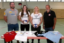 Das Abenteuer kann beginnen: Trainer Thomas Zeitz (l.) und Abteilungsleiter Karl-Heinz Elsäßer sind bereit für die Erste Handballbundesliga. Ein Highlight für die dienstältesten 05-Spielerinnen Janka Bauer (2.v.l.) und Kristin Schäfer.