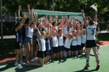 Jetzt geht es darum, den Erfolg auszukosten: Die Hockeyspielerinnen des TSV Schott, hier nach dem Titelgewinn Ende Juni, beginnen am Wochenende mit der Feldrunde in der Zweiten Bundesliga.