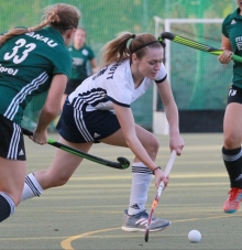 Erste Zweitliga-Torschützin der Schott-Hockeyfrauen, zweimalige Führungstorschützin: Beim Debütwochenende in der Zweiten Bundesliga kam TSV-Stürmerin Fabienne Werner gleich gut in Fahrt. .