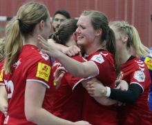 Im Mai feierte Paulina Golla (l.) mit dem FSV Mainz 05 den Bundesligaaufstieg, den sie selber durch den feststehenden Wechsel zum Buxtehuder SV schon lange sicher hatte. Nun kehrt die 18-Jährige erstmals wieder an die alte Wirkungsstätte zurück.