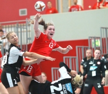 Aufstiegskampf pur war das jüngste Heimspiel der 05-Handballerinnen (Alicia Soffel beim Wurf) im Mai gegen die Kurpfalz-Bären. Beim Wiedersehen in Ketsch geht es eine Klasse höher um Punkte gegen den Abstieg.