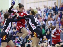 Beim jüngsten Gastspiel der HSG Bensheim-Auerbach in Mainz (l. Simona Cipaian) war Alexandra Tinti (Mitte) noch Gegenspielerin. Inzwischen trägt sie das 05-Trikot, wird am Sonntag aber noch nicht wieder dabei sein.