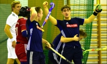 Die Freude war kurz: Loris Poths (r.) verwandelte zwar die letzte Kurze Ecke zum vermeintlichen 4:4, er hatte den Ball aber volley genommen, und das ist in der Halle nicht erlaubt.