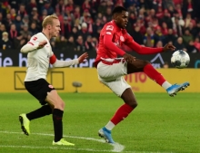 Edimilson Fernandes hat in Hoffenheim und gegen die Eintracht (l. Sebastian Rode) im Abwehrzentrum gespielt. Auch auf die Gefahr von Ballverlusten hin soll er aus dieser Rolle heraus gleichzeitig Akzente nach vorne setzen.