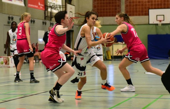 Im jüngsten Heimspiel gegen die Metropol Baskets Schwabach enttäuschten Kristin Kostadinova (M.) und ihr Team. Am Sonntag müssen sie eine bessere Leistung abrufen.