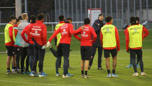 Nur kurz in der Kälte: Trainer Achim Beierlorzer darf nach dem Auftakt am Bruchweg ab Sonntag in wärmeren Gefilden zu den Trainingseinheiten bitten.